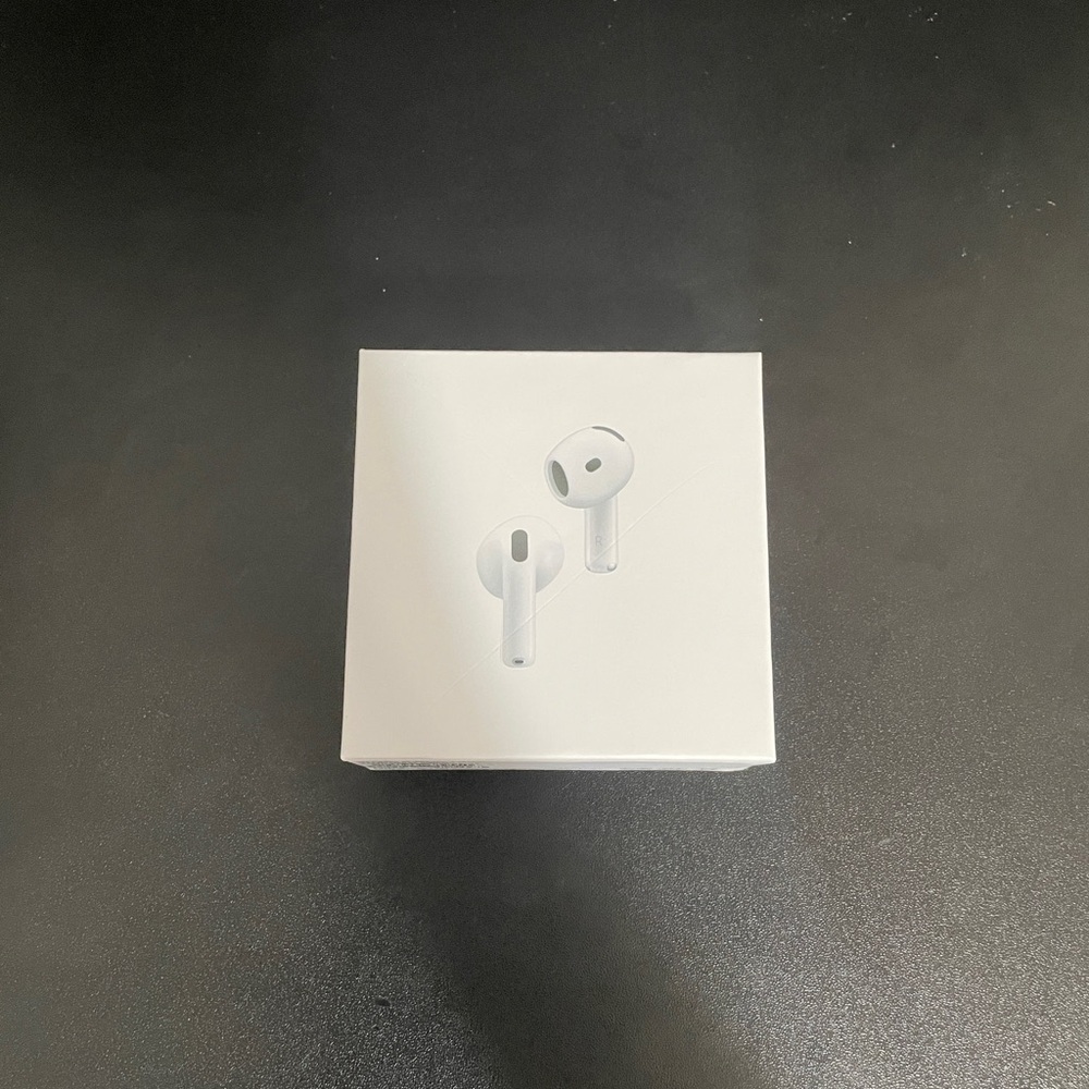 AirPods 4 Wireless Charging Case